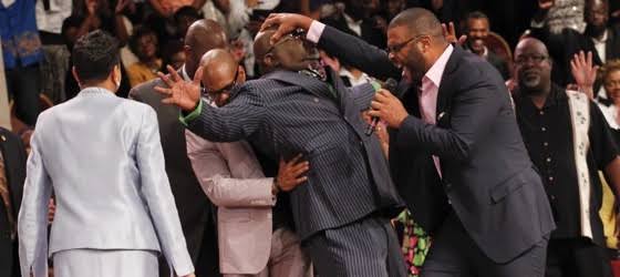 Video: Tyler Perry’s Moment with TD Jakes: Inspiring Gesture at Potter’s House