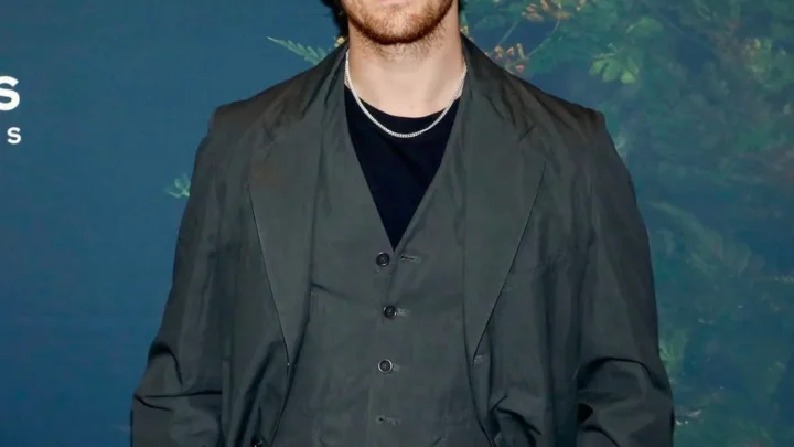 Joe Alwyn Biography: Age, Net Worth, Wife, Career, Movies, Awards, Parents, Siblings