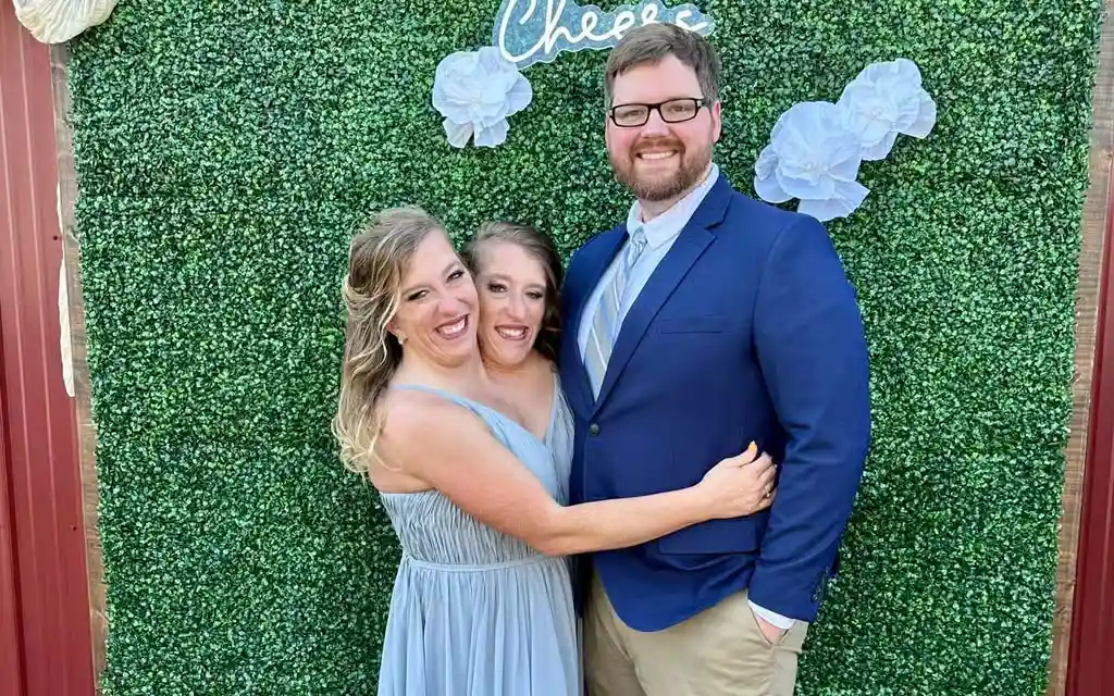 Abby Hensel’s sister, Brittany Hensel Biography: Height, Age, Twins, Net Worth, Husband, Siblings, Parents, Children, Books