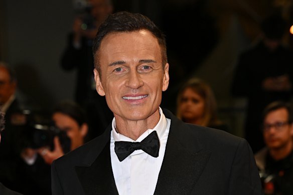 Julian McMahon Biography: Age, Husband, Daughter, Wikipedia, Net Worth, Movies, Awards, Controversy