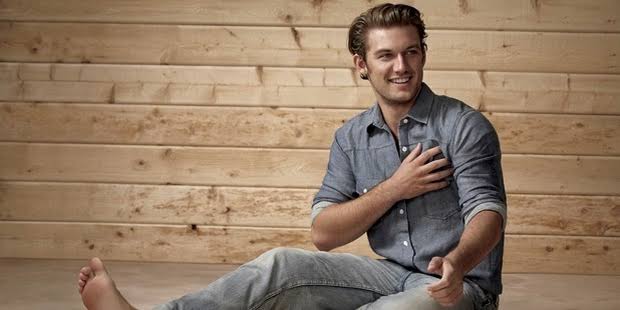 Alex Pettyfer Biography: Wife, Net Worth, Height, Age, Instagram, Parents, Movies, TV Shows