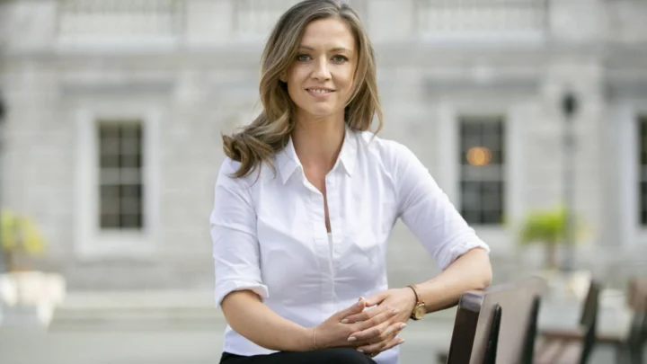Holly Cairns Bio: Age, Net Worth, Instagram, Spouse, Height, Wiki, Parents, Siblings, Party, Child
