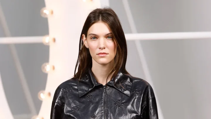 Charlotte Cardin Biography: Age, Net Worth, Husband, Parents, Wikipedia, Height, Songs, Awards