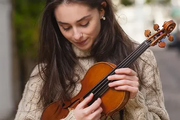 Esther Abrami Biography: Age, Net Worth, Boyfriend, Height, Parents, Instagram