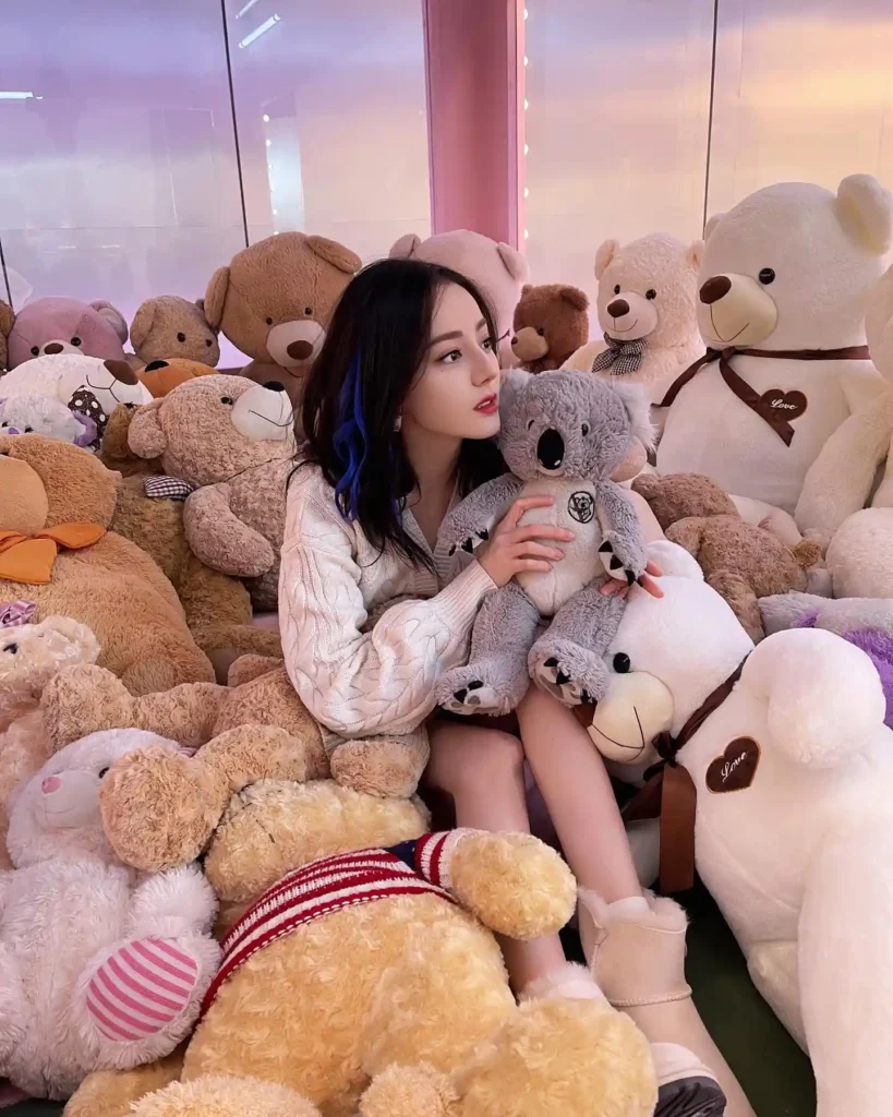 Dilraba Dilmurat Biography: Age, Net Worth, Instagram, Spouse, Height, Wiki, Parents, Siblings, Movies, Awards, Songs