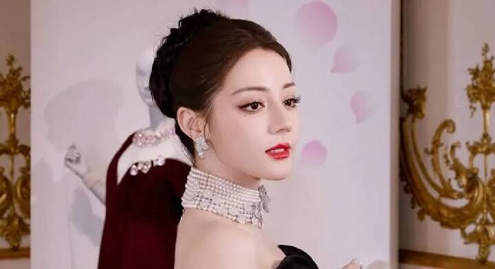 Dilraba Dilmurat Biography: Age, Net Worth, Instagram, Spouse, Height, Wiki, Parents, Siblings, Movies, Awards, Songs