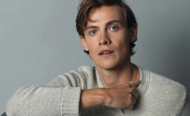 Cassian Bilton Biography: Movies, Net Worth, Age, Wiki, Pictures, Girlfriend, Height