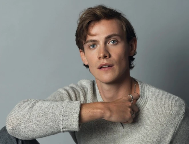 Cassian Bilton Biography: Movies, Net Worth, Age, Wiki, Pictures, Girlfriend, Height