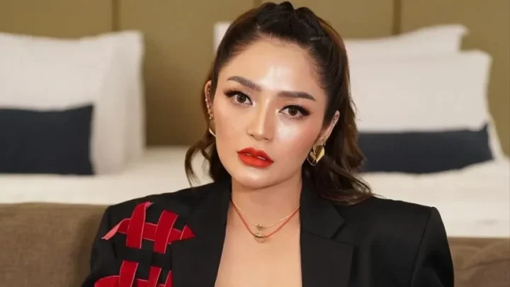 Siti Badriah Biography: Age, Net Worth, Spouse, Height, Children, Parents, Songs