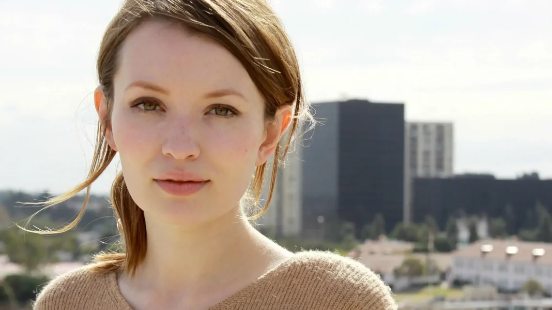 Emily Browning Biography: Age, Net Worth, Instagram, Spouse, Height, Wiki, Parents, Siblings, Children, Movies, Awards