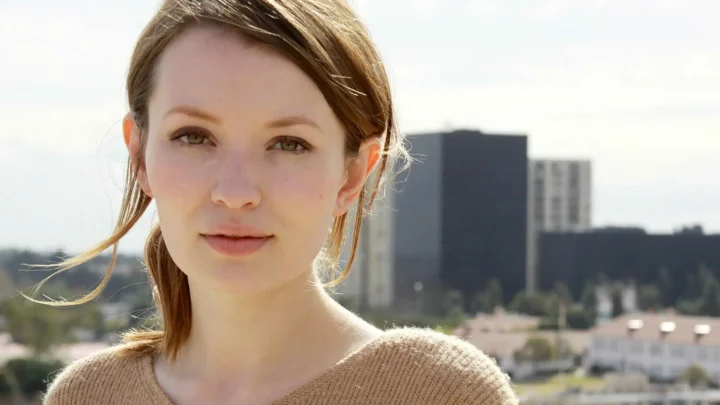 Emily Browning Biography: Age, Net Worth, Instagram, Spouse, Height, Wiki, Parents, Siblings, Children, Movies, Awards