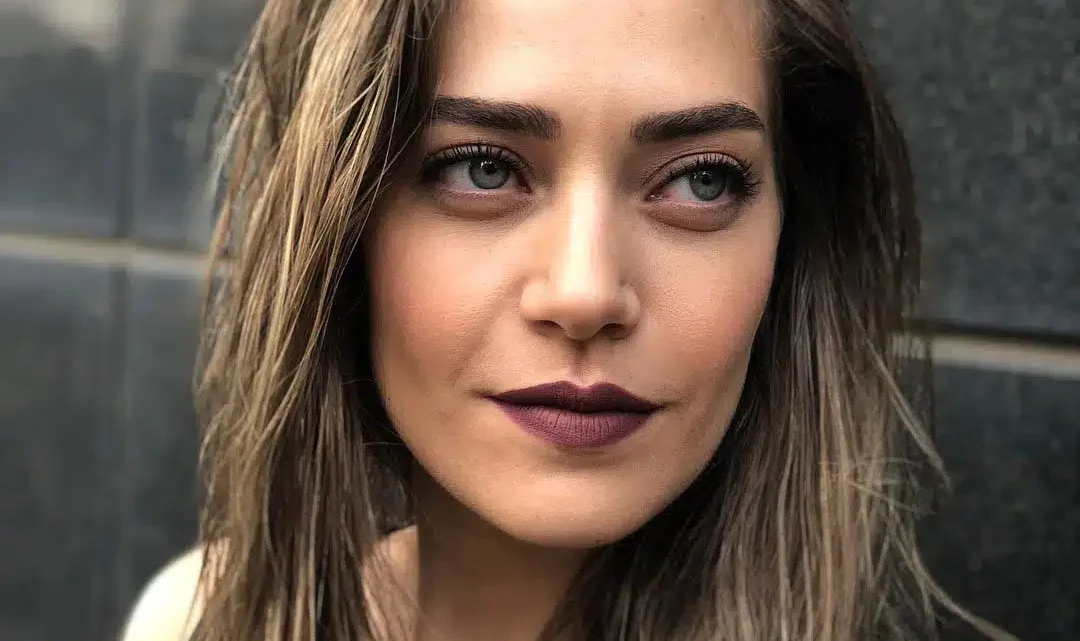 Oznur Serceler Biography: Age, Net Worth, Instagram, Spouse, Height, Wiki, Parents, Siblings, Children, Movies