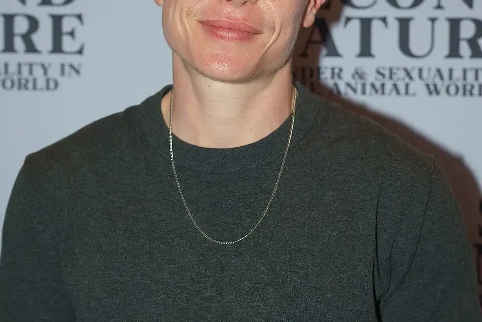 Elliot Page Biography: Age, Net Worth, Instagram, Spouse, Height, Wiki, Parents, Movies, Awards