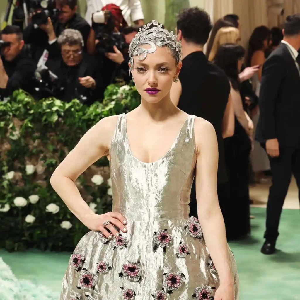 Amanda Seyfried Biography: Age, Net Worth, Awards, Social Media, Movies, Husband, Songs, Height, Child