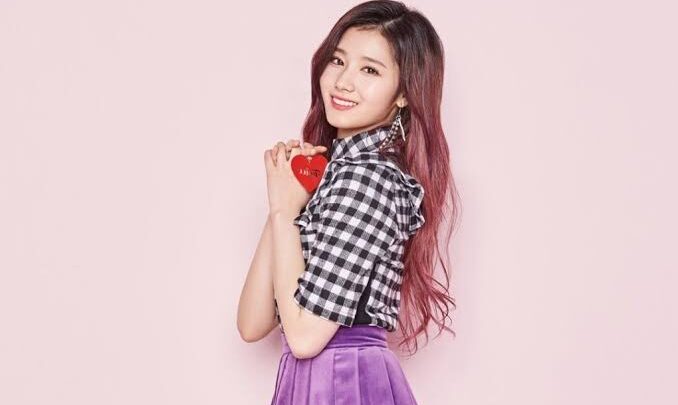 Minatozaki Sana Bio: Age, Net Worth, Instagram, Spouse, Height, Wiki, Parents, Siblings, Controversy, Songs, Movies, Awards