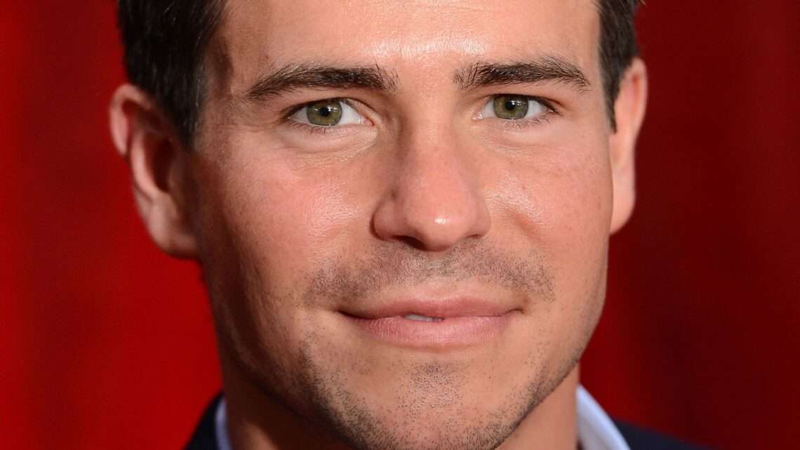 Oliver Mellor Biography: TV Series, Age, Net Worth, Parents, Height, Siblings, Children, Wife, Movies Oliver Mellor Biography: TV Series, Age, Net Worth, Parents, Height, Siblings, Children, Wife, Movies
