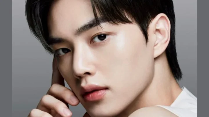 Song Kang Biography: Wife, Age, Height, Wiki, Instagram, Movies, Awards, Children, Net Worth