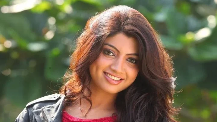 Akanksha Puri Biography: Boyfriend, Height, Siblings, Age, Net Worth, Parents