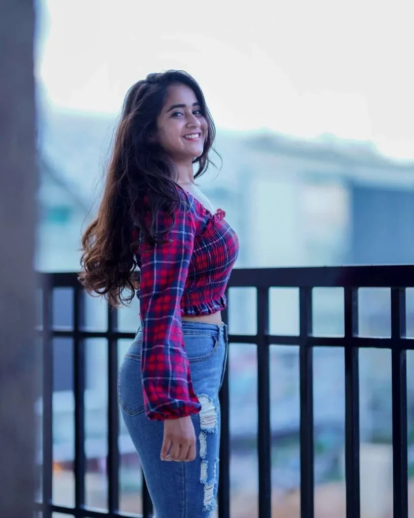 Deepthi Sunaina Biography: Husband, Age, Wikipedia, Instagram, Height, Net Worth, Pictures, Parents, Siblings