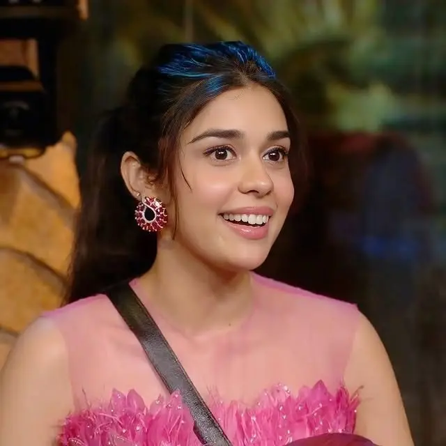 Eisha Singh Biography: Age, Parents, Husband, Instagram, Movies, Siblings, Height