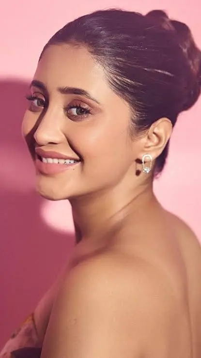 Shivangi Joshi Biography: Husband, Age, Instagram, Movies, TV Shows, Awards, Pictures, Sister, Net Worth