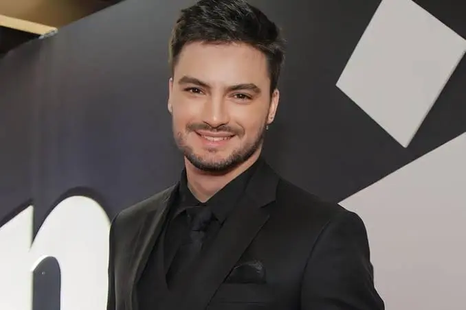 Felipe Neto Biography: Books, YouTube, Wikipedia, Age, Net Worth, Height, Parents, Nationality, Siblings, Wife