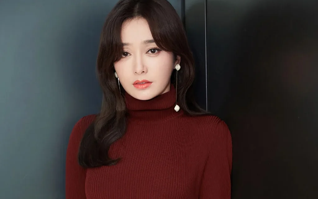 Qin Lan Biography: Age, Net Worth, Siblings, Parents, Height, Husband, Movies, Awards   