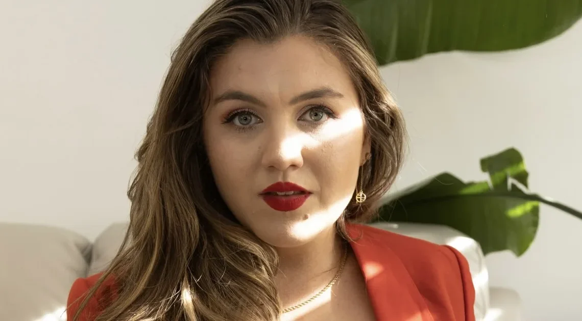 Esmé Louise James Biography: Age, Net Worth, Siblings, Parents, Height, Books