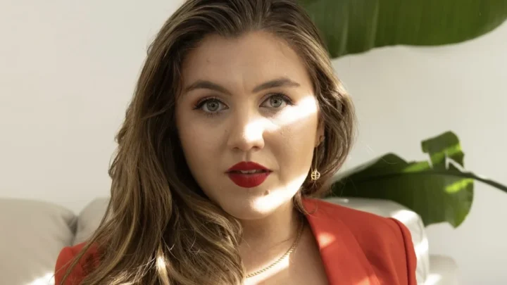 Esmé Louise James Biography: Age, Net Worth, Siblings, Parents, Height, Books