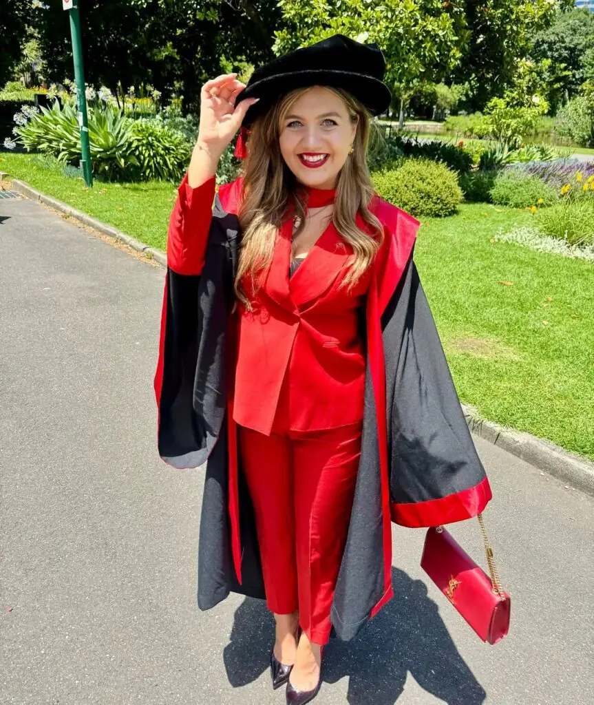 Esmé Louise James Biography: Age, Net Worth, Siblings, Parents, Height, Books
