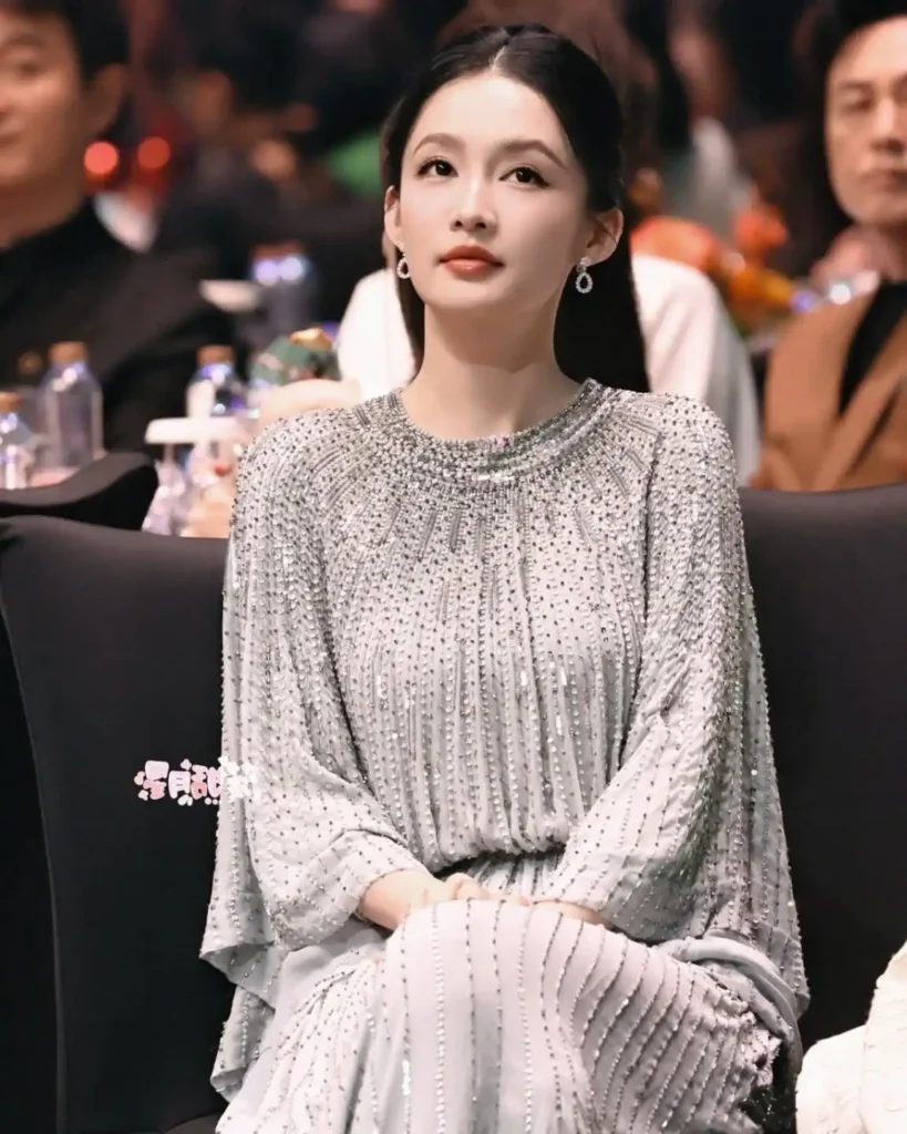 Li Qin Biography: Age, Net Worth, Siblings, Parents, Height, Songs, Movies, Awards, Relationship