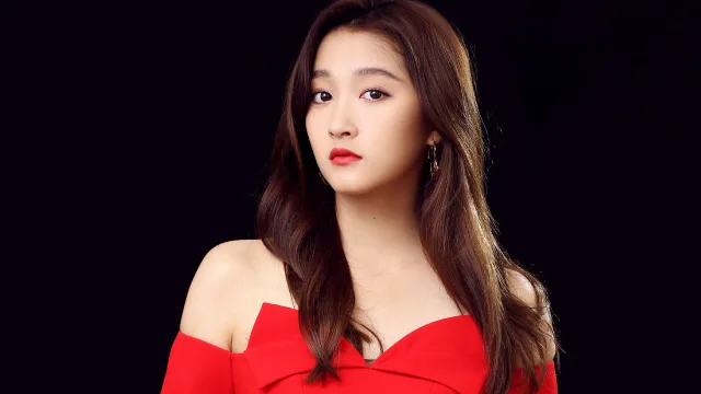 Guan Xiaotong Biography: Age, Net Worth, Siblings, Parents, Height, Boyfriend, Movies, Awards, Songs