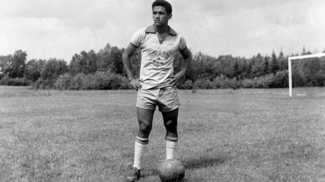 Garrincha Biography: Career, Stats, Age, Death, Cause of Death, Position, Net Worth, Parents, Siblings, Wife, Children, Height
