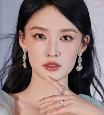 Li Qin Biography: Age, Net Worth, Siblings, Parents, Height, Songs, Movies, Awards, Relationship