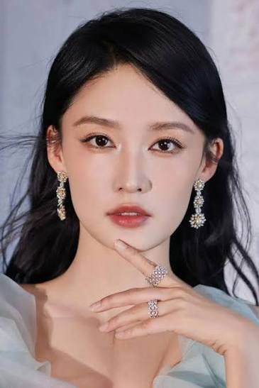 Li Qin Biography: Age, Net Worth, Siblings, Parents, Height, Songs, Movies, Awards, Relationship