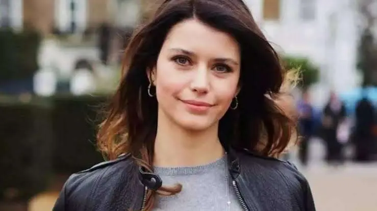 Beren Saat Biography: Movies, Controversy, Awards, Age, Wikipedia, Net Worth, Height, Parents, Brother, TV Shows, Husband, Instagram