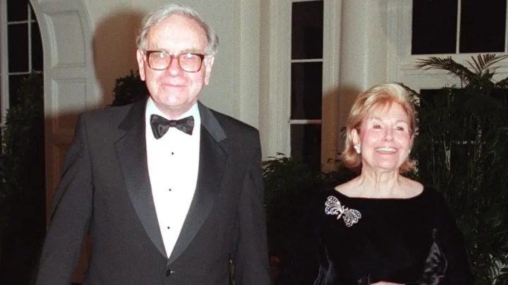 Warren Buffett’s wife Susan Buffett Biography: Obituary, Age, Net Worth, Siblings, Parents, Height, Children, Husband