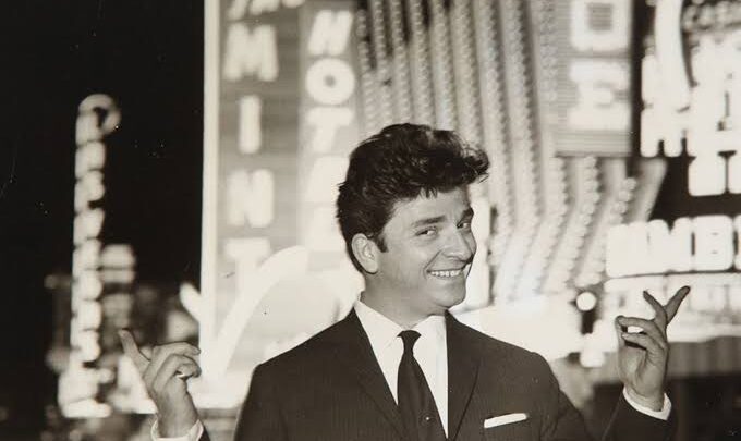 Zeki Müren Biography: Songs, Albums, Awards, Age, Net Worth, Height, Nationality, Parents, Ethnicity, Religion
