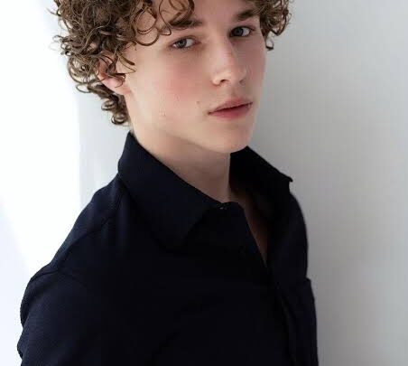 Dylan Hoffman Biography: Girlfriend, Movies, TV Series, Age, Net Worth, Siblings, Parents, Height