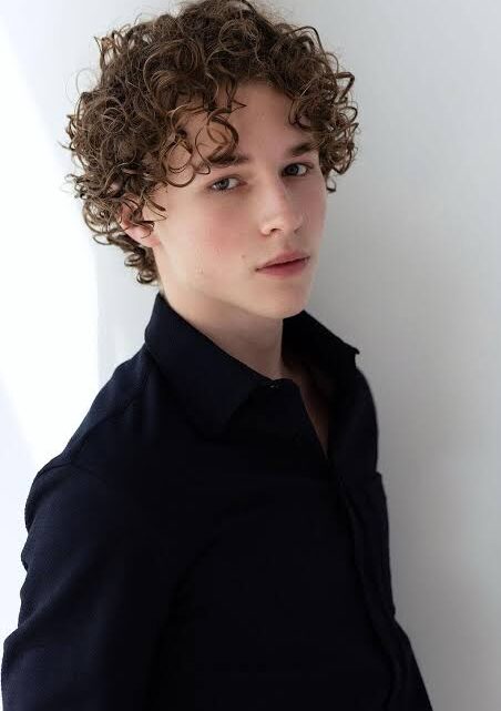 Dylan Hoffman Biography: Girlfriend, Movies, TV Series, Age, Net Worth, Siblings, Parents, Height