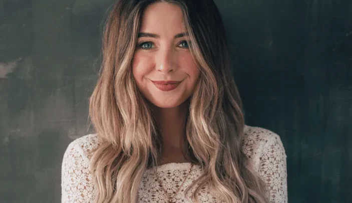 Zoe Sugg Biography: Books, Partner, Brand, Net Worth, Wikipedia, Nationality, Parents, Height, Children, Age