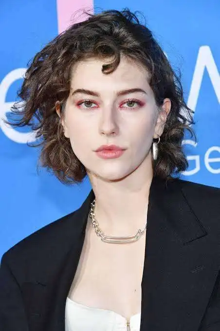 King Princess Biography: Partner, Age, Wikipedia, Parents, Siblings, Songs, Awards, Height, Instagram