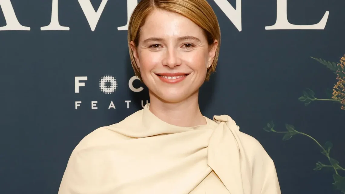 Jessie Buckley Biography: Movies, Net Worth, Age, Wiki, Pictures, Boyfriend, Height