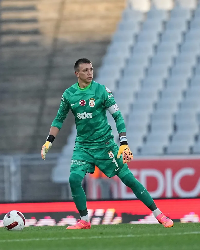 Fernando Muslera Biography: Siblings, Parents, Height, Age, Net Worth, Team, Children, Salary, Transfers, Wife