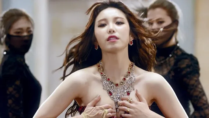 Jun Hyoseong Biography: Age, Net Worth, Siblings, Parents, Movies, Songs, Boyfriend, Height, Ethnicity, Awards