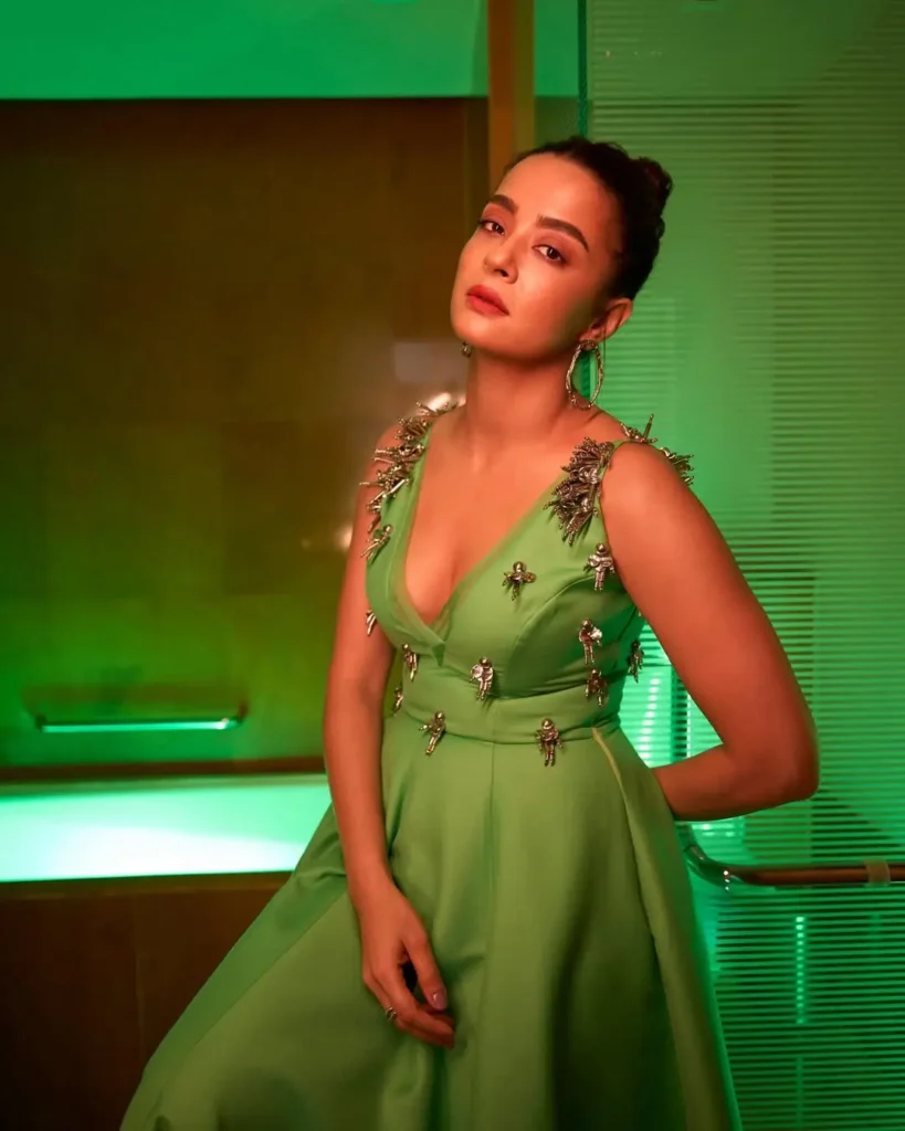 Surveen Chawla Biography: Age, Net Worth, Siblings, Parents, Height, Ethnicity, Boyfriend, Films