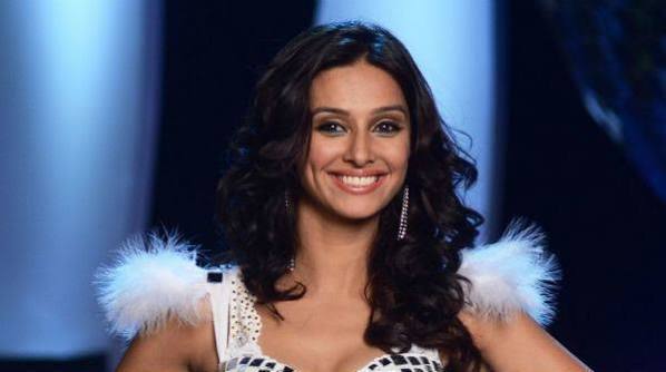 Shibani Dandekar Biography: Ex-Boyfriend, Age, Net Worth, Siblings, Parents, Height, Ethnicity, Husband, Movies