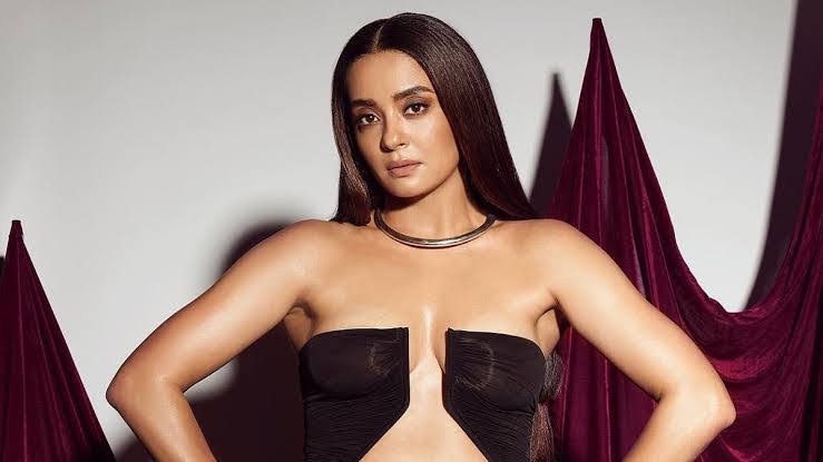 Surveen Chawla Biography: Age, Net Worth, Siblings, Parents, Height, Ethnicity, Boyfriend, Films