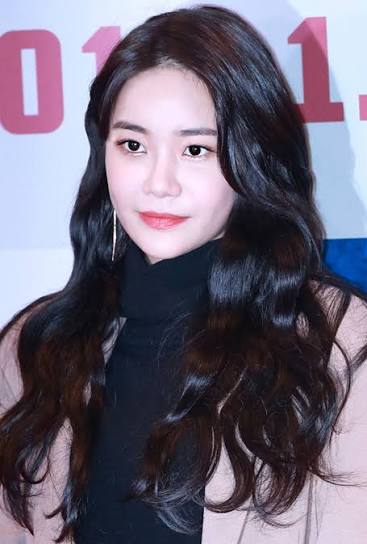 Yuna (singer) Biography: Age, Net Worth, Siblings, Parents, Height, Ethnicity, Music, Husband