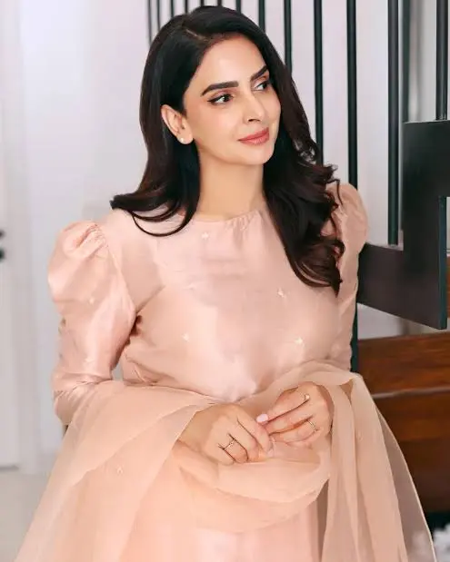 Saba Qamar Biography: Movies, TV Shows, Awards, Controversy, Instagram, Parents, Siblings, Age, Net Worth
